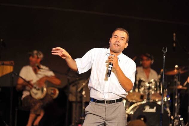 (110706) -- ALGIERS, July 6, 2011 (Xinhua) -- Algerian-born singer, songwriter and Instrumentalist Mohamed Khelifati, also known as Cheb Mami, performs in Sidi Fredj, Algiers, Capital of Algeria, on July 5, 2011.(Xinhua Mohamed Kadri) (cl) ALGERIA-ALGIERS-SINGER 