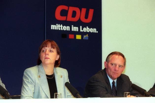 Wolfgang Schäuble (Deutschland CDU-Parteivorsitzender) und Angela Merkel (Deutschland CDU-Generalsekretärin) während einer Pressekonferenz der CDU zur Spendenaffäre in Bonn