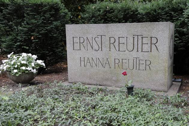 Ehrengrab von Ernst Reuter und seiner Frau, ehemaliger Regierender Buergermeister von Westberlin zur Zeit der Berlinblockkade ( Schaut auf diese Stadt), Waldfriedhof Zehlendorf, Berlin, Deutschland - INGOxSCHULZ