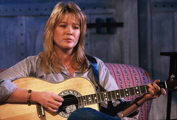 Die Sängerin Juliane Werding mit Gitarre - aufgenommen ca. 1990 AUFNAHMEDATUM GESCHÄTZT