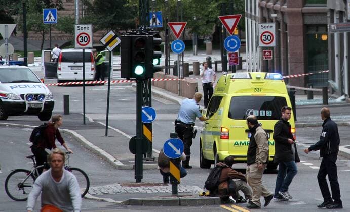 (110722) -- OSLO, July 22, 2011 (Xinhua) -- Streets are blocked after the blast at the Norvegian Prime Minister s office in Oslo, on July 22, 2011. At least two people have been confirmed dead in a huge explosion in downtown Oslo on Friday. (Xinhua Liu Min)(ww) NORWAY-OSLO-BLAST 