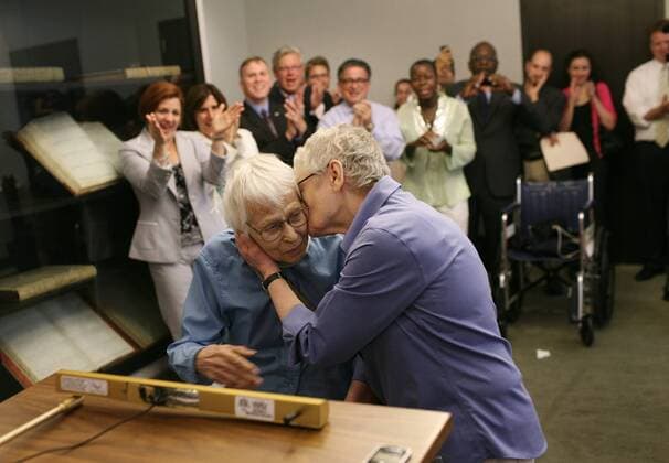 Ikonische Bilder der Zeitgeschichte Phyllis Siegel, 76, right, kisses her wife Connie Kopelov, 84, after exchanging vows at the Manhattan City Clerk s office with New York City Council Speaker Christine C. Quinn in attendance, back left, on the first day New York State s Marriage Equality Act goes into effect on Sunday, July 24, 2011. (Michael Appleton for The New York Times) 