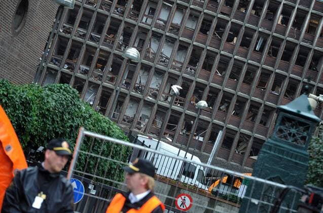 (110724) -- OSLO, July 24, 2011 (Xinhua) -- Policemen stand guard near the damaged government building in Oslo, capital of Norway, July 24, 2011. Norway has plunged in grief as its people come to terms with life after the massive bomb blast and shooting spree on Friday killed at least 93 people. (Xinhua Wang Qingqin) (zw) NORWAY-OSLO-GOVERNMENT BUILDING 