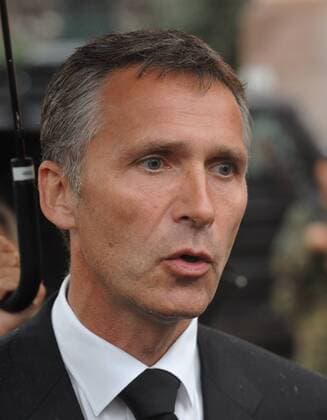 (110724) -- OSLO, July 24, 2011 (Xinhua) -- Norwegian Prime Minister Jens Stoltenberg meets the press after inspecting the bomb damage of the government building in Oslo, capital of Norway, July 24, 2011. Norway has plunged in grief as its people come to terms with life after the massive bomb blast and shooting spree on Friday killed at least 93 people. (Xinhua Wang Qingqin) (zw) NORWAY-OSLO-GOVERNMENT BUILDING-PM-INSPECTION 