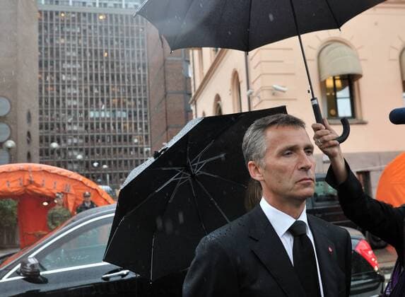(110724) -- OSLO, July 24, 2011 (Xinhua) -- Norwegian Prime Minister Jens Stoltenberg meets the press after inspecting the bomb damage of the government building in Oslo, capital of Norway, July 24, 2011. Norway has plunged in grief as its people come to terms with life after the massive bomb blast and shooting spree on Friday killed at least 93 people. (Xinhua Wang Qingqin) (zw) NORWAY-OSLO-GOVERNMENT BUILDING-PM-INSPECTION 