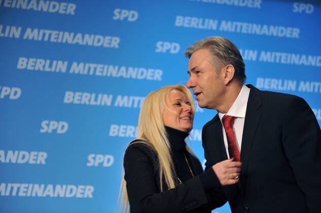 Bild: Iris SPRANGER (links) begrüßt Klaus WOWEREIT (SPD, Regierender Buergermeister von Berlin und stellvertretender Parteivorsitzender) rechts auf dem Landesparteitag der SPD im Seminaris Campus Hotel Berlin am 13.11.2010 Landesparteitag der SPD