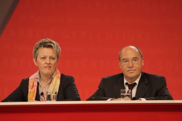 Bild: Renate KÜNAST (DIE GRÜNEN) links und Gregor GYSI (DIE LINKE) rechts beim 19. Ordentlicher DGB-Bundeskongress Arbeit, Gerechtigkeit, Solidarität 19. Parlament der Arbeit im Estrel Convention Center Berlin am 18.05.2010