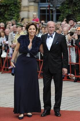 Christine HADERTHAUER, CSU, Staatsministerin Für Arbeit und Soziales, mit Ehemann Hubert. Bayreuther Richard Wagner Festspiele-Roter Teppich am 25.07.2011. Grüner Hügel, Festspielhaus.