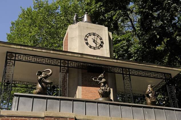 Architektur von Kevin Roche Die Uhr über dem Eingang zum Kinderzoo im Central Park in Manhattan in New York. Zu jeder vollen Stunde kreisen Tierfiguren um die Uhr. Die Uhr am Kinderzoo