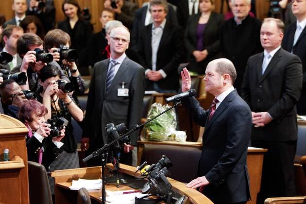 Hamburgs neuer Erster Bürgermeister, Olaf Scholz (SPD) wird nach seiner Wahl im Plenum der Bürgerschaft im Rathaus von Hamburg am 07.03.2011 vereidigt.