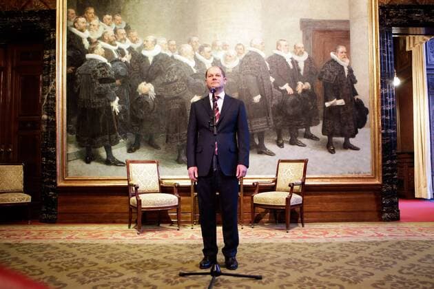 Hamburgs neuer Erster Bürgermeister, Olaf Scholz (SPD) gibt im Bürgersaal des Rathauses in Hamburg nach seiner Vereidigung ein Statement vor dem Rathsherrengemälde am 07.03.2011.