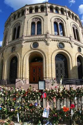 Auch acht Tage nach den Anschlägen von Oslo - am Samstag, 30. Juli 2011 - sind die Spuren in der Stadt immer noch deutlich sichtbar. Im Regierungsviertel wurden herausgesprengte Fenster mit Platten abgedeckt und überall in der Stadt gedenken die Menschen mit Blumen an die Getöteten.