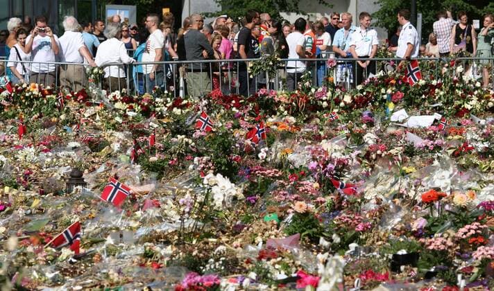 Auch acht Tage nach den Anschlägen von Oslo - am Samstag, 30. Juli 2011 - sind die Spuren in der Stadt immer noch deutlich sichtbar. Im Regierungsviertel wurden herausgesprengte Fenster mit Platten abgedeckt und überall in der Stadt gedenken die Menschen mit Blumen an die Getöteten.