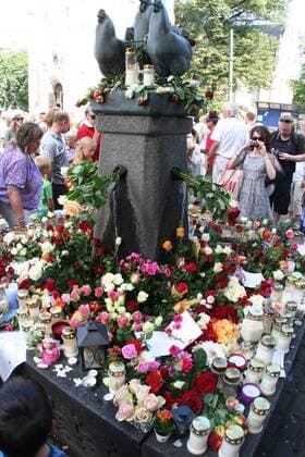 Auch acht Tage nach den Anschlägen von Oslo - am Samstag, 30. Juli 2011 - sind die Spuren in der Stadt immer noch deutlich sichtbar. Im Regierungsviertel wurden herausgesprengte Fenster mit Platten abgedeckt und überall in der Stadt gedenken die Menschen mit Blumen an die Getöteten.