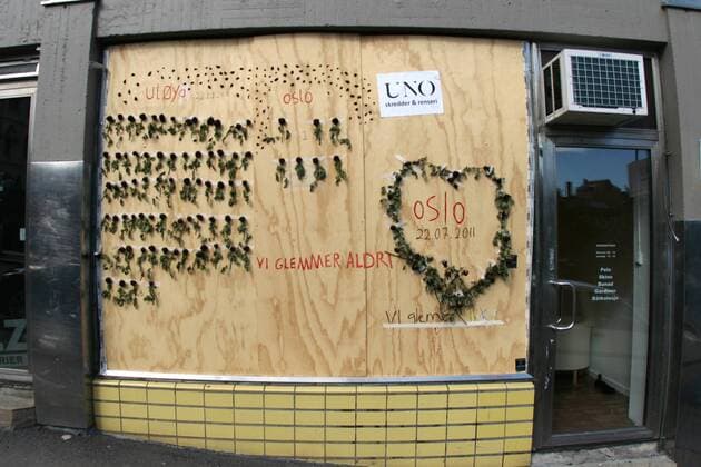 Auch acht Tage nach den Anschlägen von Oslo - am Samstag, 30. Juli 2011 - sind die Spuren in der Stadt immer noch deutlich sichtbar. Im Regierungsviertel wurden herausgesprengte Fenster mit Platten abgedeckt und überall in der Stadt gedenken die Menschen mit Blumen an die Getöteten.