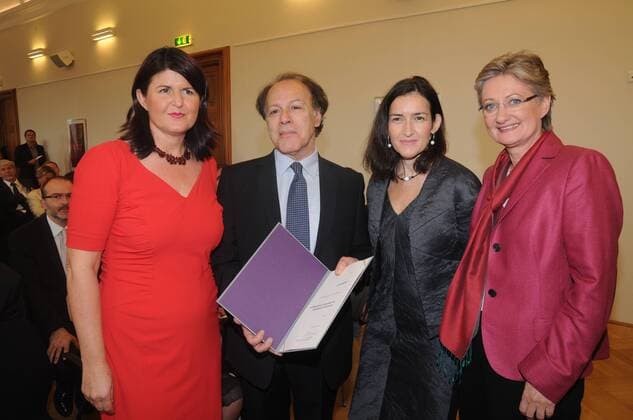 2011 - L-R: LH Gabi Burgstaller, Javier Marias, spanische Kulturministerin Angeles Gonzalez-Sinde, Ministerin Claudia Schmied, Staatspreis für Literatur an Javier Marias, Salzburg