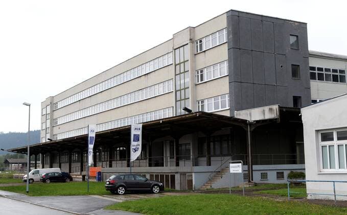 Suhl , 210711 , Simson Suhl wird weiter geführt durch die Firma MZA , am alten Standort in einer der ehemaligen Werkhallen im Bild: Aussenansicht Werkhalle mit Fahnen