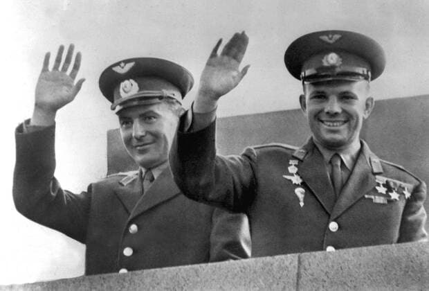 Moscow. USSR. 9th August 1961. Celebration of the space flight of the spaceship Vostok-2 piloted by Soviet cosmonaut German Titov. Soviet cosmonauts German Titov (L) and Yuri Gagarin standing on the Vladimir Lenin s Mausoleum.  TASS_276212