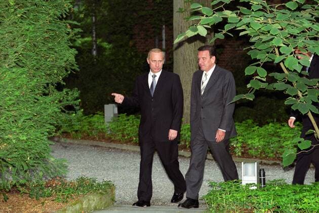 Bundeskanzler Gerhard Schröder (re., Deutschland SPD) und Präsident Vladimir Putin (Russland) in Berlin