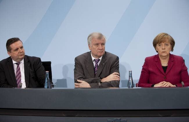 Deutschland, Berlin, Bundeskanzleramt, Treffen der Ministerpräsidenten mit Bundeskanzlerin Angela Merkel zum Thema Laufzeitverlängerung von Atomkraftwerken, mit Norbert Röttgen, David McAllister, Stefan Mappus (links), Horst Seehofer (mitte), Angela Merkel (rechts), Peter Harry Carstensen, Volker Bouffier, Rainer Brüderle, 15.03.2011
