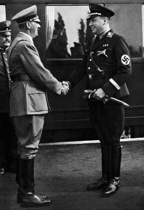 Deutschland, Hamburg,1933 Foto: Reichsminister für Ernährung und Landwirtschaft, Richard Walter DARRE (re) begrüßt Adolf HITLER Germany, Hamburg