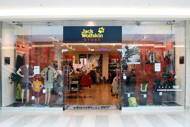 Schriftzug und Logo Jack Wolfskin im Einkaufszentrum Spandau Arkaden in Berlin