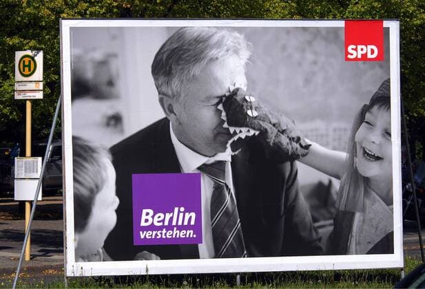 Berlin Mitte-Tiergarten: Wahlplakat der SPD mit Bürgermeister Klaus Wowereit und Kindern