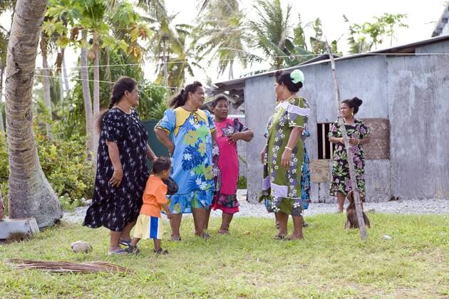 Frauen und Kinder auf der Insel Woja, Marschallinseln, Ailinglaplap Atoll, Mikronesien, Pazifik Women and Kids on Woja Island, Marshall Islands, Ailinglaplap Atoll, Micronesia, Pacific Ocean Highlight !DATUM GESCHÄTZT! 