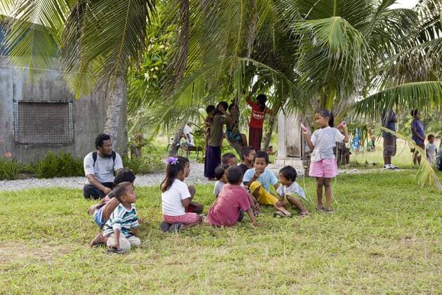 Kinder auf der Insel Woja, Marschallinseln, Ailinglaplap Atoll, Mikronesien, Pazifik Kids on Woja Island, Marshall Islands, Ailinglaplap Atoll, Micronesia, Pacific Ocean Highlight !DATUM GESCHÄTZT! 
