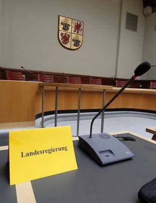 Landesverfassungsgericht MVP verkündet KGR-Urteil , Im Landesverfassungsgericht Mecklenburg-Vorpommerns in Greifswald wir das Urteil zur Kreisgebietreform verkündet. Das Landesverfassungsgericht wies die Klagen das Gesetz zur umstrittenen Kreisgebietsreform für das Bundesland Mecklenburg-Vorpommern aus Juli 2010 zurück. -