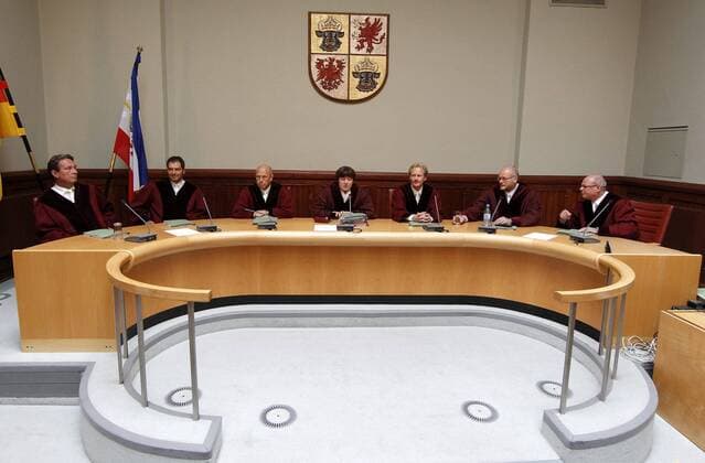 Landesverfassungsgericht MVP verkündet KGR-Urteil , Der Strafrechtsprofessor Wolfgang Joecks aus Greifswald; der Rechtsanwalt Mathias Waehner aus Greifswald, der Präsident des OLG Rostock Burkhard Thiele, die Präsidentin des Oberverwaltungsgerichts MV Hannelore Kohl, der Vorsitzende Richter am VG Schwerin Sven Nickels, der Vorsitzende Richter am OLG Rostock Hans Josef Brinkmann und der Richter am AG Parchim Jörg Bellut (v.l.) sitzen im Landesverfassungsgericht Mecklenburg-Vorpommerns in Greifswald während der Urteilsbegründung zur Kreisgebietreform. Das Landesverfassungsgericht wies die Klagen das Gesetz zur umstrittenen Kreisgebietsreform für das Bundesland Mecklenburg-Vorpommern aus Juli 2010 zurück. -