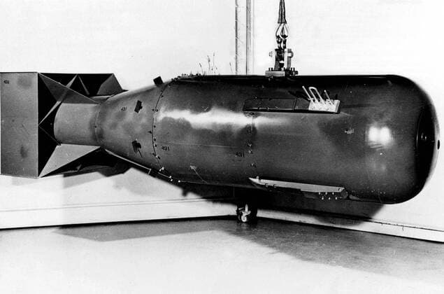 IMAGO History, Zweiter Weltkrieg: 1939 - 1945 WW2: Nuclear weapon of the Little Boy type, the kind that was detonated over Hiroshima, Japan in 1945. It weighed just over 9,000 pounds and has a yield over c.20,000 tons of high explosive. Mono Print !AUFNAHMEDATUM GESCHÄTZT! UnitedArchives0782451