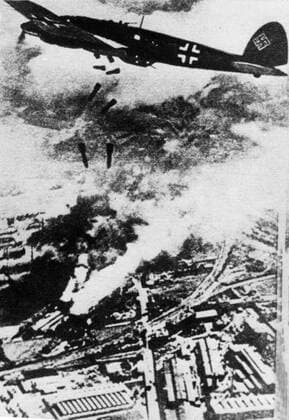 IMAGO History, Zweiter Weltkrieg: 1939 - 1945 WW2: German plane in the sky. !AUFNAHMEDATUM GESCHÄTZT! Mono Print UnitedArchives0782472