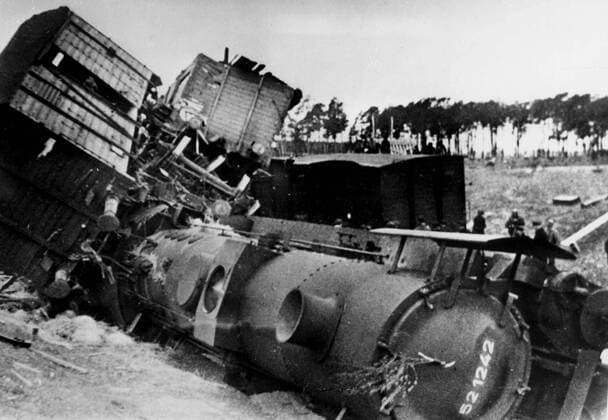 IMAGO History, Zweiter Weltkrieg: 1939 - 1945 WW2: Train lies on its side after being derailed. !AUFNAHMEDATUM GESCHÄTZT! Mono Print UnitedArchives0782477