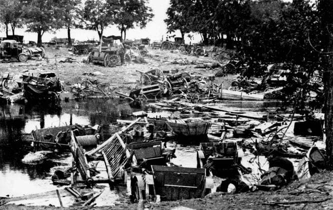 IMAGO History, Zweiter Weltkrieg: 1939 - 1945 WW2: Carts and cannons lay neglected in and around a river. !AUFNAHMEDATUM GESCHÄTZT! Mono Print UnitedArchives0782510