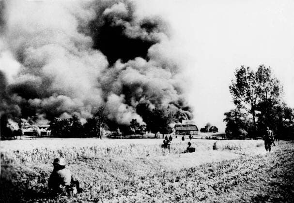 IMAGO History, Zweiter Weltkrieg: 1939 - 1945 WW2: German troops cross a field towards a target position. !AUFNAHMEDATUM GESCHÄTZT! Mono Print UnitedArchives0782511