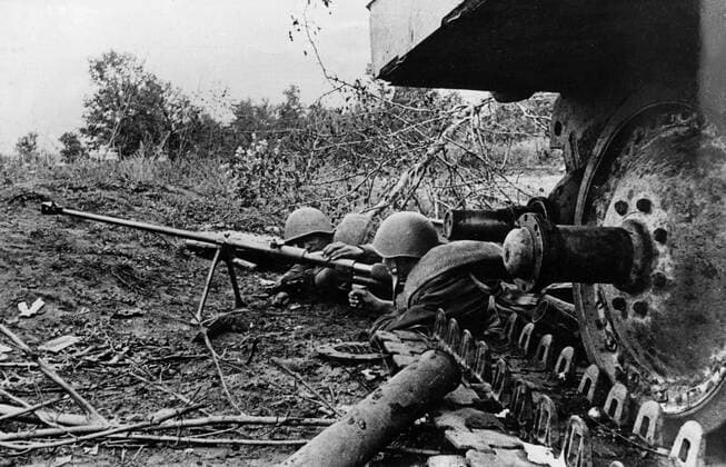WW2: Russia Anti-tank riflemen preparing to repulse an enemy attack at the Kursk Ridge, 1943. Mono Print !AUFNAHMEDATUM GESCHÄTZT! UnitedArchives0782585