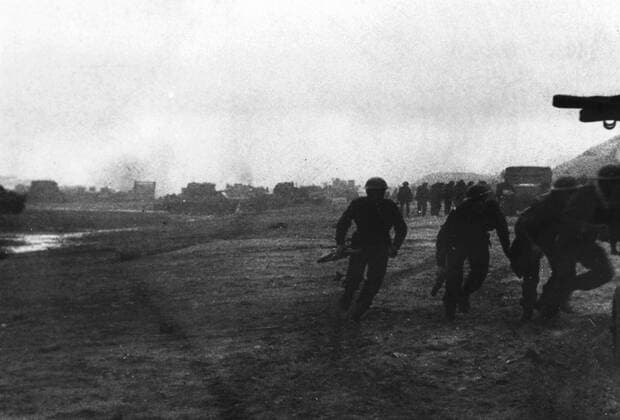 WW2: Scenes on a Normandy beachhead as crack British troops made their way on the first landing morning of Tueday 6th June 1944. D Day. Mono Print !AUFNAHMEDATUM GESCHÄTZT! UnitedArchives0782595