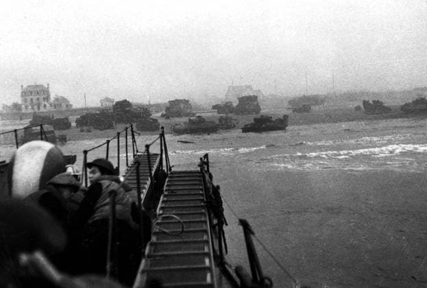 WW2: Commandos on their way to France, 6th June 1944, D Day. Landing craft approaching the beach with commando troops in foreground. Mono Print !AUFNAHMEDATUM GESCHÄTZT! UnitedArchives0782620