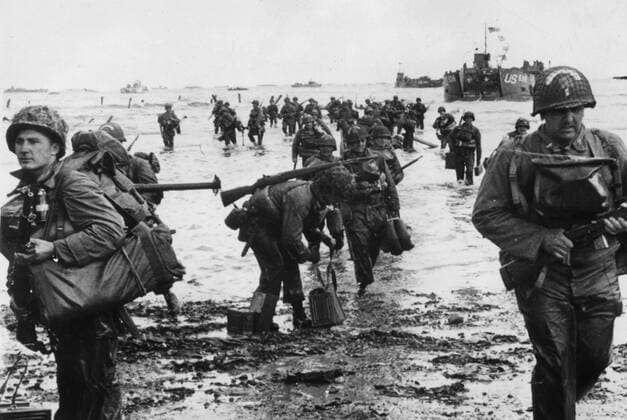 IMAGO History, Zweiter Weltkrieg: 1939 - 1945 WW2: American shock troops carrying full equipment wade on to the beachhead in Northern France during the Allied landing, 6th June 1944. D Day. Mono Print !AUFNAHMEDATUM GESCHÄTZT! UnitedArchives0782622