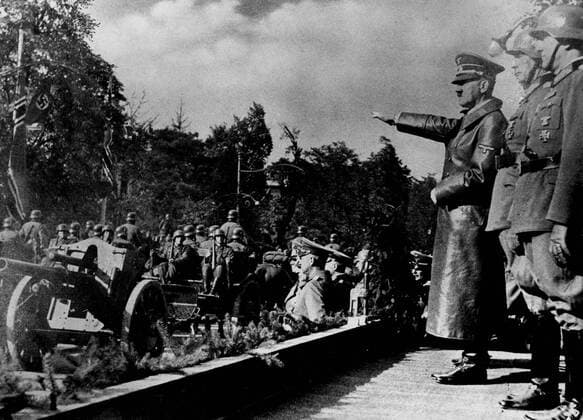 IMAGO History, Zweiter Weltkrieg: 1939 - 1945 WW2: Victorious German troops marching past Hitler in Warsaw, Poland at the start of the war. Sept. 1939. Mono Print !AUFNAHMEDATUM GESCHÄTZT! UnitedArchives0782766