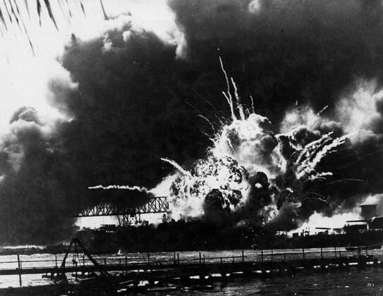 WW2: Pearl Harbour, Hawaii. The magazine of the destroyer USS Shaw (DD-373) explodes during the attack by Japanese aircraft. 12th July 1941. Mono Print !AUFNAHMEDATUM GESCHÄTZT! UnitedArchives0785445