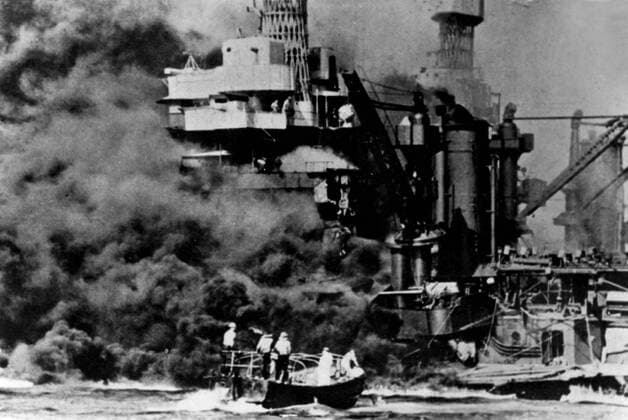 WW2: USS Arizona at Pearl Harbour. 1941. Mono Print !AUFNAHMEDATUM GESCHÄTZT! UnitedArchives0785511