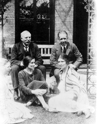 Lord Ernest Rutherford (1871-1937) and Lady Rutherford, Niels Bohr and Mrs Bohr. Rutherford was an English physicist who investigated radioactivity and the structure of atoms. Local Caption Scientist Breakthrough 150. Mono Print !AUFNAHMEDATUM GESCHÄTZT! UnitedArchives0793362
