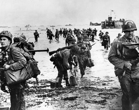 Warfare, WWII: American troops go ashore on the Normandy beaches for the invasion of Europe. Mono Print UnitedArchives0734841