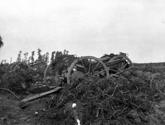 WW1: Battle of Messines, 1914. 18 pdr in action. Bois de Ploegsteert, 19th-20th October 1914. 1st cavalry brigade. Cannons in WW1. Mono Print UnitedArchives0771213