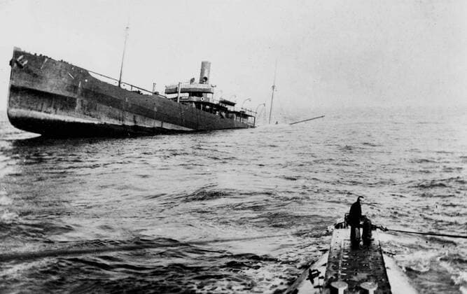 WW1: German submarine and sinking British ships. !AUFNAHMEDATUM GESCHÄTZT! Mono Print UnitedArchives0775125