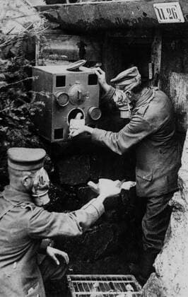 WW1: Carrier pigeons being put in a gas chamber by soldiers. (Presumably gas proof chamber). !AUFNAHMEDATUM GESCHÄTZT! Mono Print UnitedArchives0775126