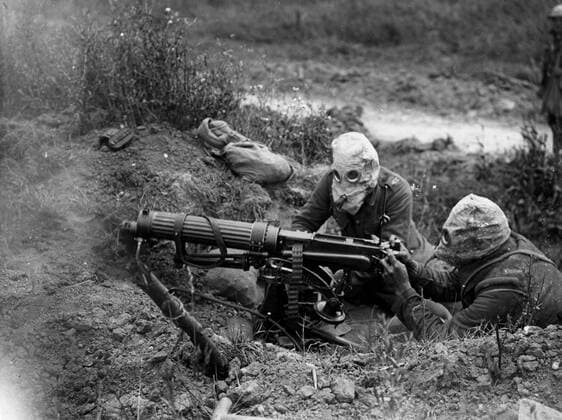 WW1: Battle of the Somme. Machine gunners wearing their gas masks, near Ovillers, July 1916. Mono Print !AUFNAHMEDATUM GESCHÄTZT! UnitedArchives0775178