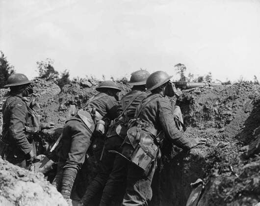 WW1: Allied troops in a trench. British soldiers with a machine gun wear gas masks. !AUFNAHMEDATUM GESCHÄTZT! Mono Print UnitedArchives0775193